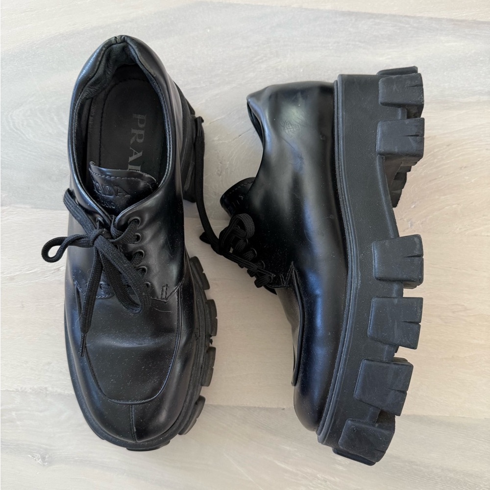 PRADA Monolith lace up shoes in black sz 39